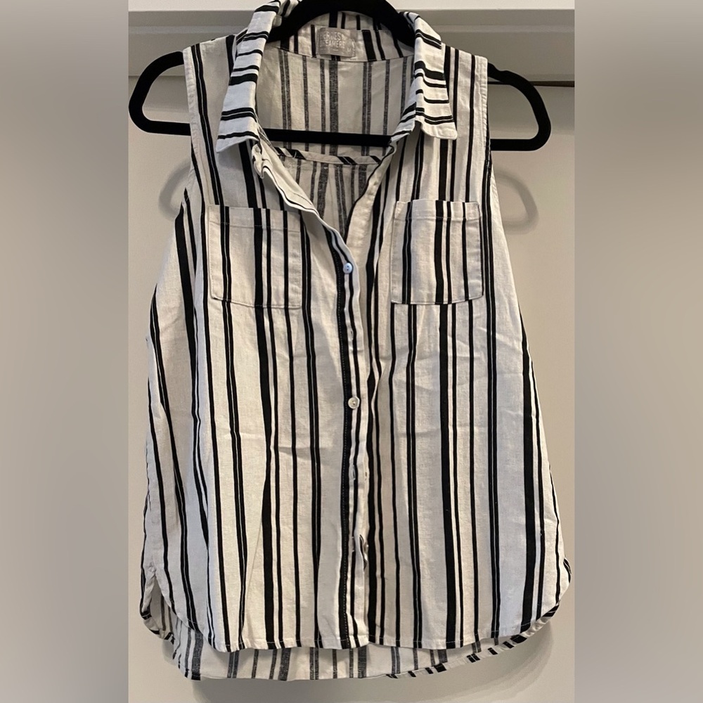 Hearts and Dreamers , Sleeveless linen blend women’s shirt.